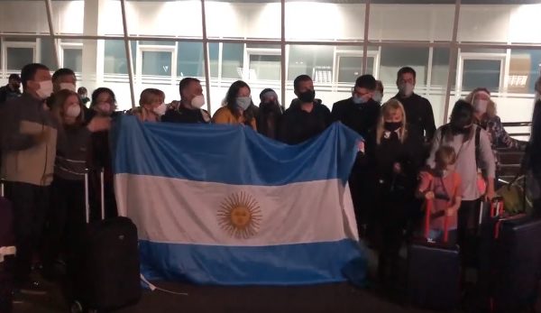 ¡Llegaron! Las madres y los padres de 11 niños del video del Hotel Venecia