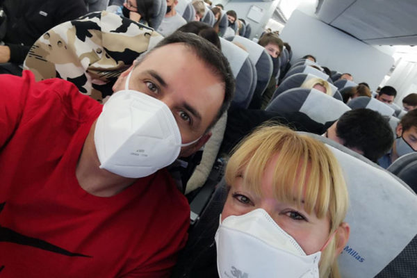 Felices los tres: los argentinos que luchaban por ir a buscar a su bebé a Ucrania ya están con él