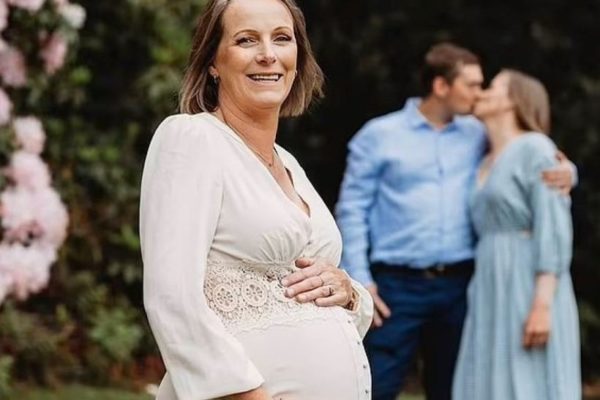 Una mujer de 54 años da a luz a su propio nieto