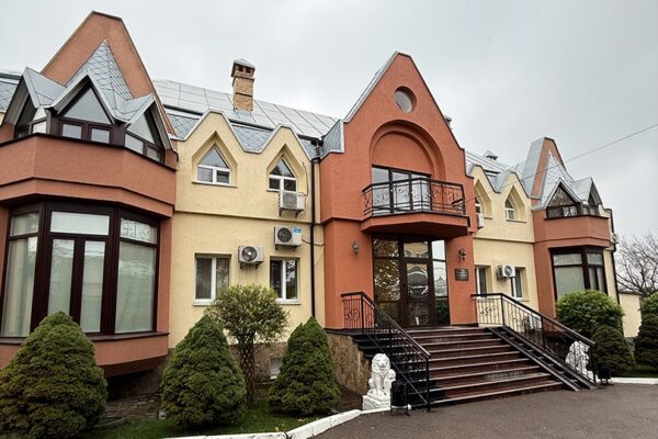 Cómo elegir una clínica de gestación subrogada: criterios clave para futuros padres